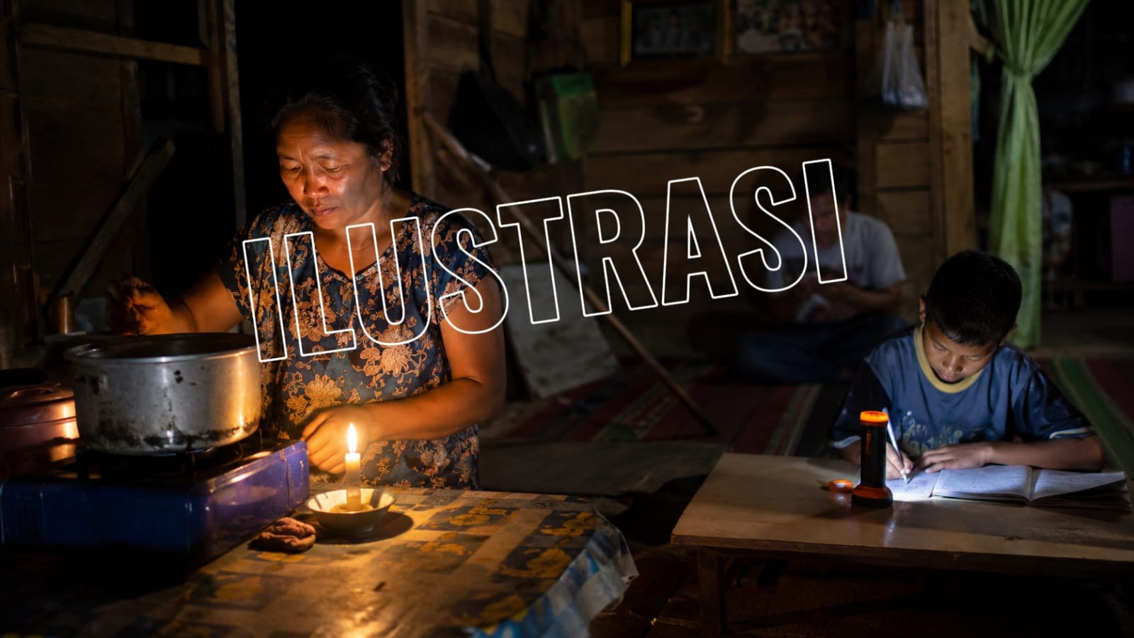 Ketgam: Ilustrasi warga terdampak tegangan listrik rendah di Desa Awo, Kecamatan Tammerodo Sendana, Kabupaten Majene. Kondisi listrik yang tidak stabil dikeluhkan warga karena mengganggu aktivitas sehari-hari. (ENews).