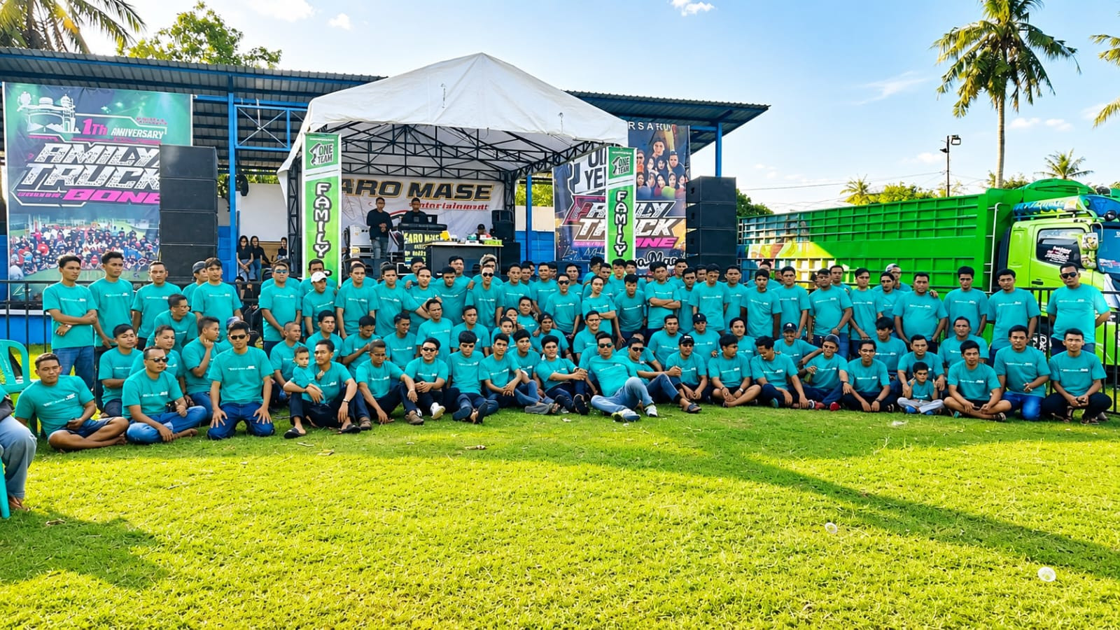 Ketgam: Ratusan anggota Family Truk Bone (FTB) berfoto bersama saat perayaan Anniversary ke-1 di Desa Lampoko, Kecamatan Barebbo, Kabupaten Bone, Sabtu (6/6/2026).