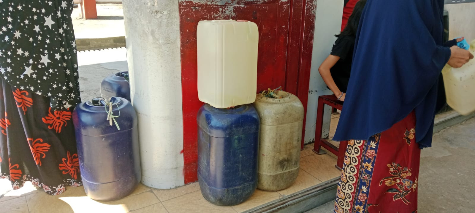 Foto: Sejumlah jeriken terlihat berada di area SPBU Kecamatan Tammerodo Sendana, Kabupaten Majene, Senin (8/6/2026). (Dok. Kamil)