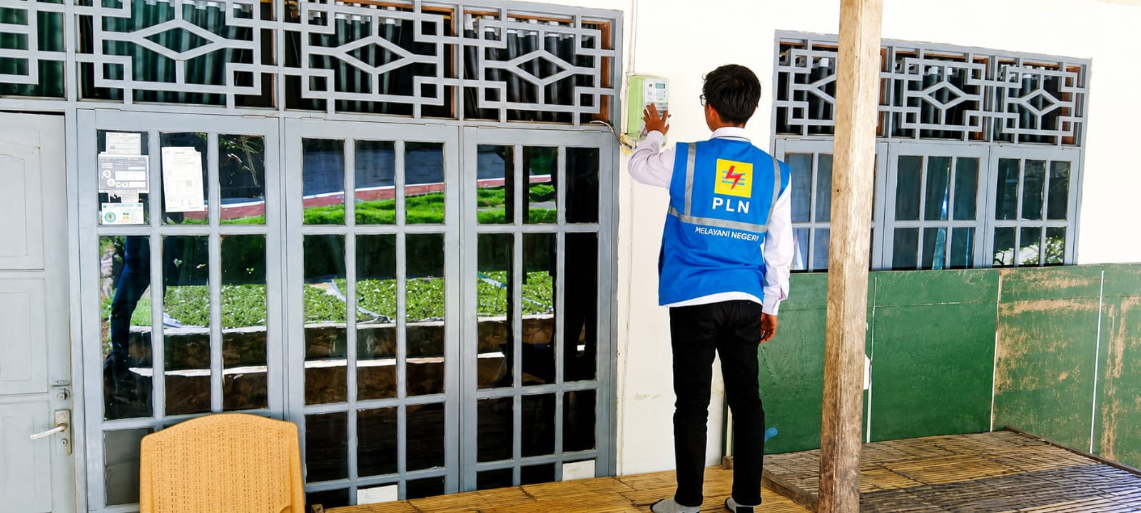 Ketgam: Petugas PLN ULP Majene melakukan pengecekan tegangan listrik pada meteran pelanggan di Desa Awo, Kecamatan Tammerodo Sendana, Kabupaten Majene, Senin (8/6/2026). (Dok. Kamil)