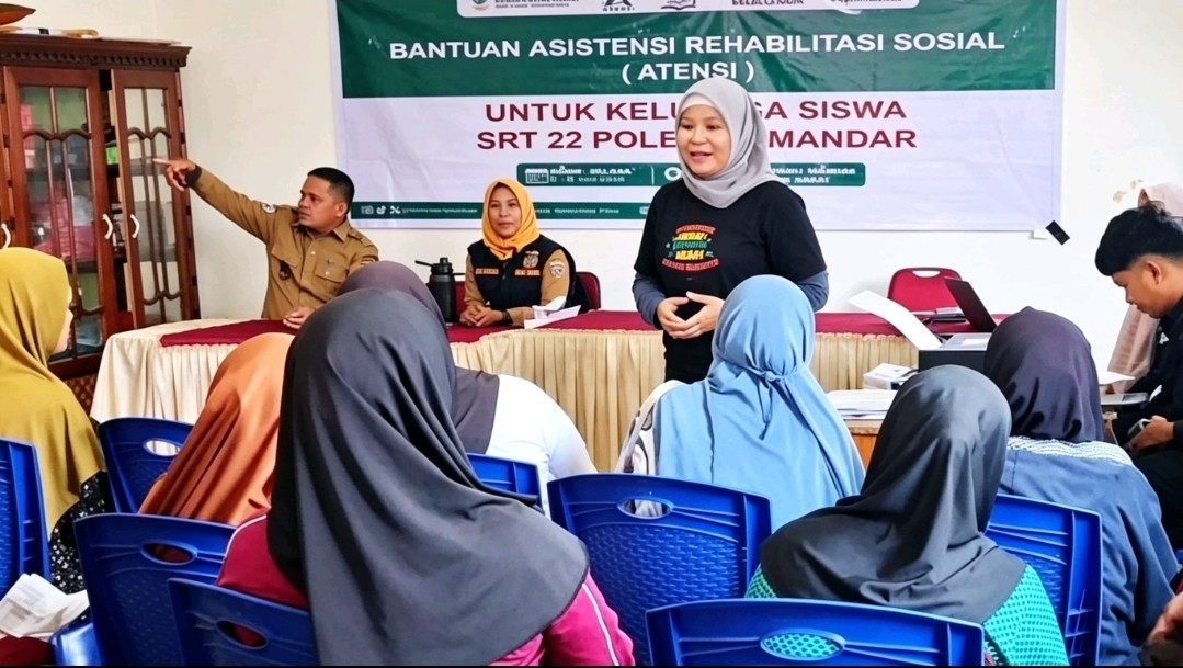 Ketgam: Kepala Sentra Nipotowe Palu, Dr. Diah Rini Lesmawati, memberikan arahan kepada keluarga penerima manfaat saat penyaluran Bantuan Asistensi Rehabilitasi Sosial (ATENSI) bagi keluarga siswa Sekolah Rakyat Terintegrasi 22 Kabupaten Polewali Mandar di Kantor Desa Ambopadang, Kecamatan Tutar, Senin (8/6/2026).