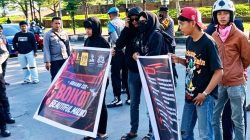 Foto: Pengunjukrasa dari Koalisi Pemuda Kerakyatan Gowa saat menggelar aksi unjuk rasa di depan Gedung DPRD Gowa, Jalan Masjid Raya, Sungguminasa, Kecamatan Somba Opu, Senin (8/6/2026) menuntut Beatiful Malino dievaluasi. (Dok. Angki)