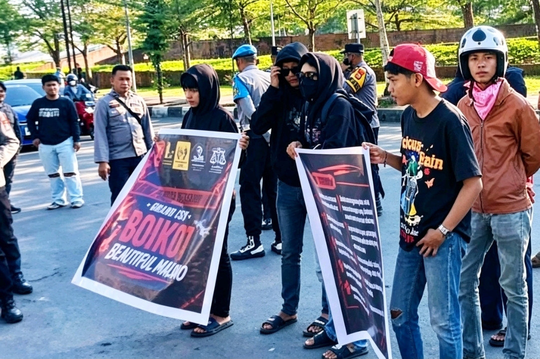 Foto: Pengunjukrasa dari Koalisi Pemuda Kerakyatan Gowa saat menggelar aksi unjuk rasa di depan Gedung DPRD Gowa, Jalan Masjid Raya, Sungguminasa, Kecamatan Somba Opu, Senin (8/6/2026) menuntut Beatiful Malino dievaluasi. (Dok. Angki)