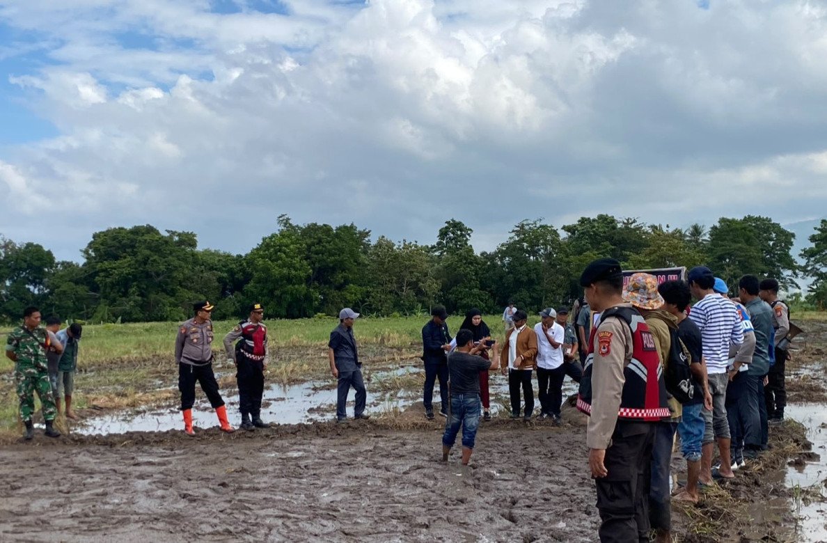 Ketgam: Aparat kepolisian mengamankan pelaksanaan eksekusi lahan di Kampung Jambua, Kelurahan Lamalaka, Kecamatan Bantaeng, Rabu (10/6/2026). Eksekusi dilakukan berdasarkan penetapan Pengadilan Negeri Bantaeng. (Ismail)