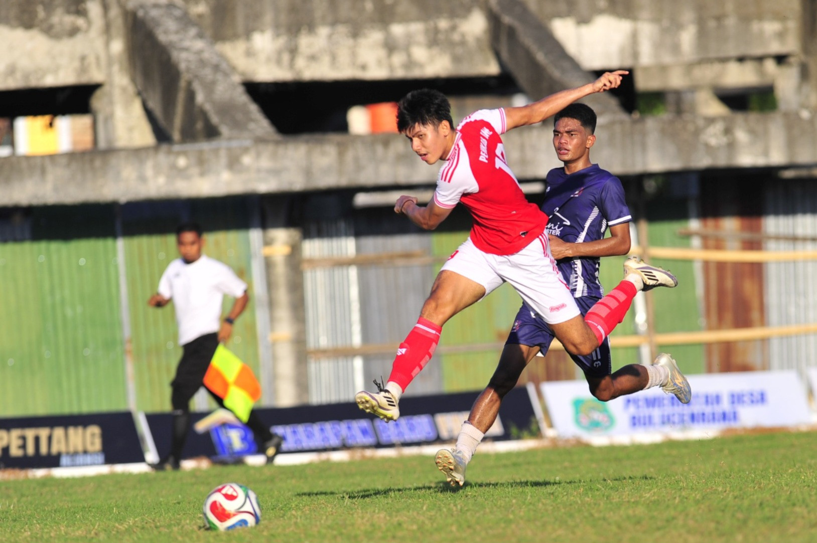 Ketgam: Momen pemain Bone Fc, Sainal Basri menggiring bola saat pertandingan melawan AJK Enrekang pada turnamen Sidrap Cup 2026. (Dok. Agung)