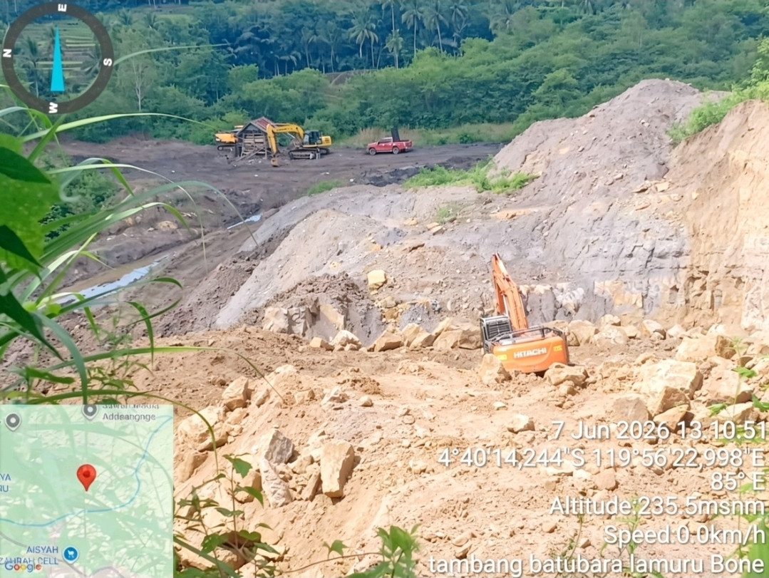 Ket Foto: Aktivitas alat berat diduga digunakan dalam kegiatan pertambangan batu bara di Kecamatan Lamuru, Kabupaten Bone, Sulawesi Selatan, sebagaimana terekam pada 7 Juni 2026. Warga mengeluhkan kerusakan jalan serta ancaman longsor terhadap sawah dan kebun di sekitar lokasi tambang. (Dok. ENews Indonesia)