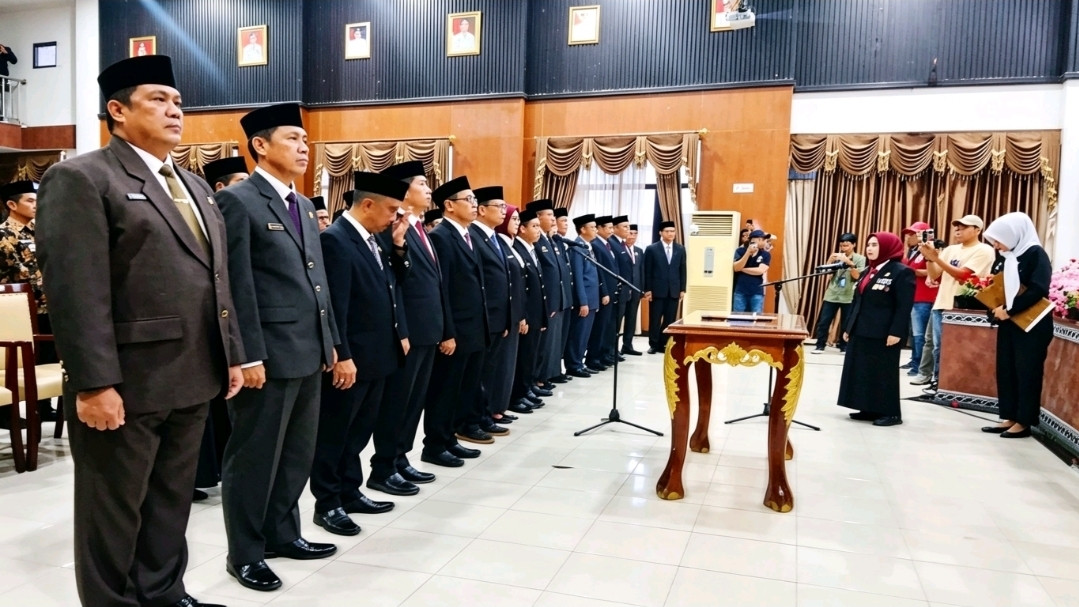 Foto: Bupati Sinjai Hj Ratnawati Arif saat melantik belasan jabatan baru di 17 OPD. (Dok. Anto)