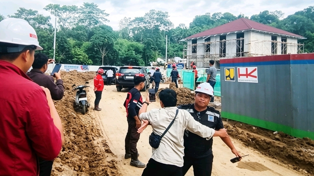 Ketgam: Sejumlah jurnalis tertahan di pintu masuk proyek pembangunan Sekolah Rakyat di Desa Sambaliwali, Kecamatan Luyo, Kabupaten Polewali Mandar, saat hendak meliput kunjungan Ketua Satgas Percepatan Pembangunan Sekolah Rakyat, Kamis (11/6/2026).