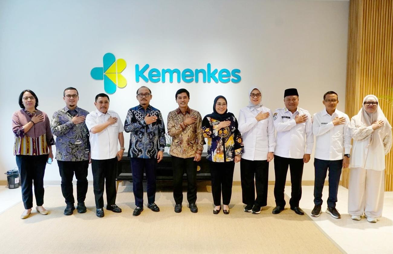 Ketgam: Bupati Polewali Mandar, Samsul Mahmud, bersama Gubernur Sulawesi Barat dan kepala daerah se-Sulbar berfoto usai audiensi dengan Wakil Menteri Kesehatan RI di Kantor Kementerian Kesehatan, Jakarta Selatan, Rabu (10/6/2026), membahas penguatan layanan kesehatan di Sulawesi Barat.
