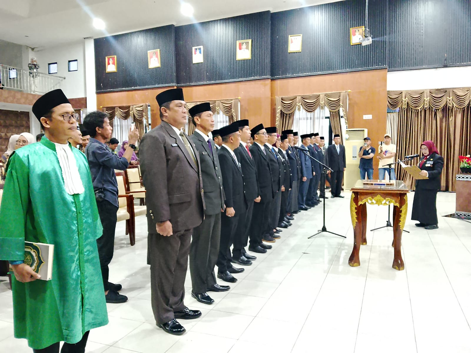 Foto: Bupati Sinjai Hj Ratnawati Arif saat melantik belasan jabatan baru di 17 OPD. 6 jabatan masih lowong. (Dok. Anto)
