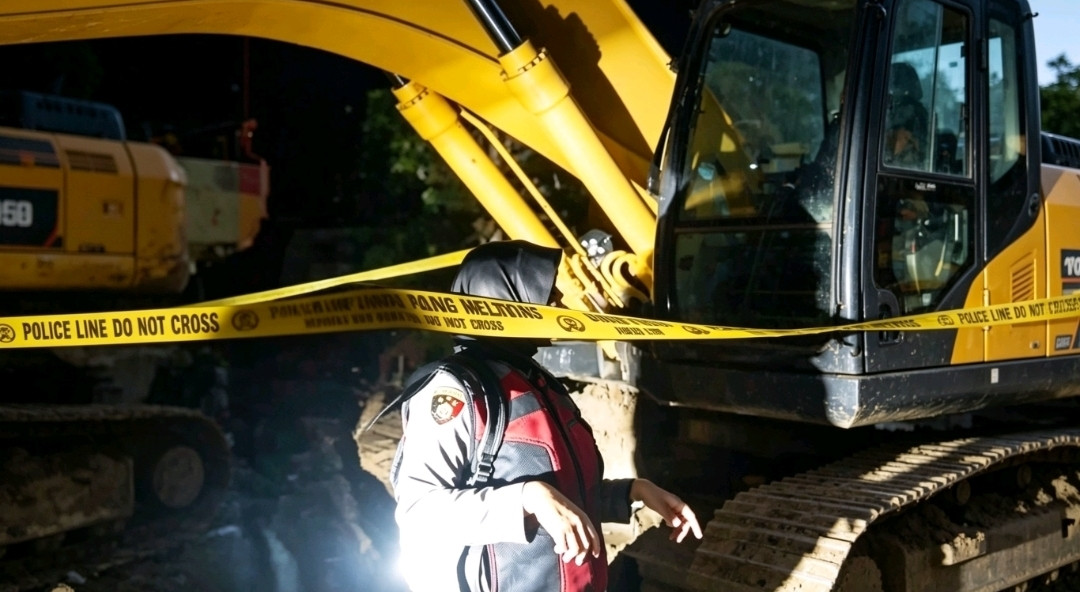 Ketgam: Polisi memasang garis polisi pada alat berat yang diamankan dalam operasi penertiban dugaan tambang batu bara di Kecamatan Lamuru, Bone.