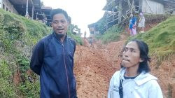 Ketgam: Ahmad (jaket hitam), warga Dusun Rattepadang, menunjukkan kondisi jalan rusak parah yang dikeluhkan warga di Kecamatan Tammerrodo Sendana, Kabupaten Majene, Selasa (16/6/2026).