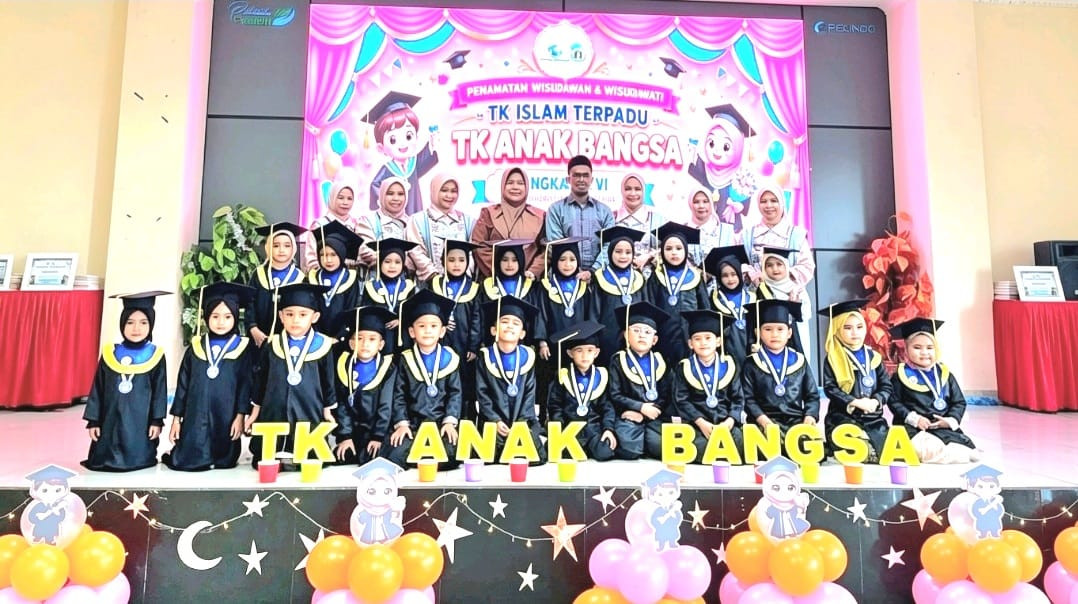 Sesi berpose bersama pada gelaran penamatan dan pelepasan peserta didik Tahun Ajaran 2025/2026 di Jalan Majang, Kelurahan Majang, Kecamatan Tanete Riattang Barat, Kabupaten Bone pada Kamis (18/6/2026).
