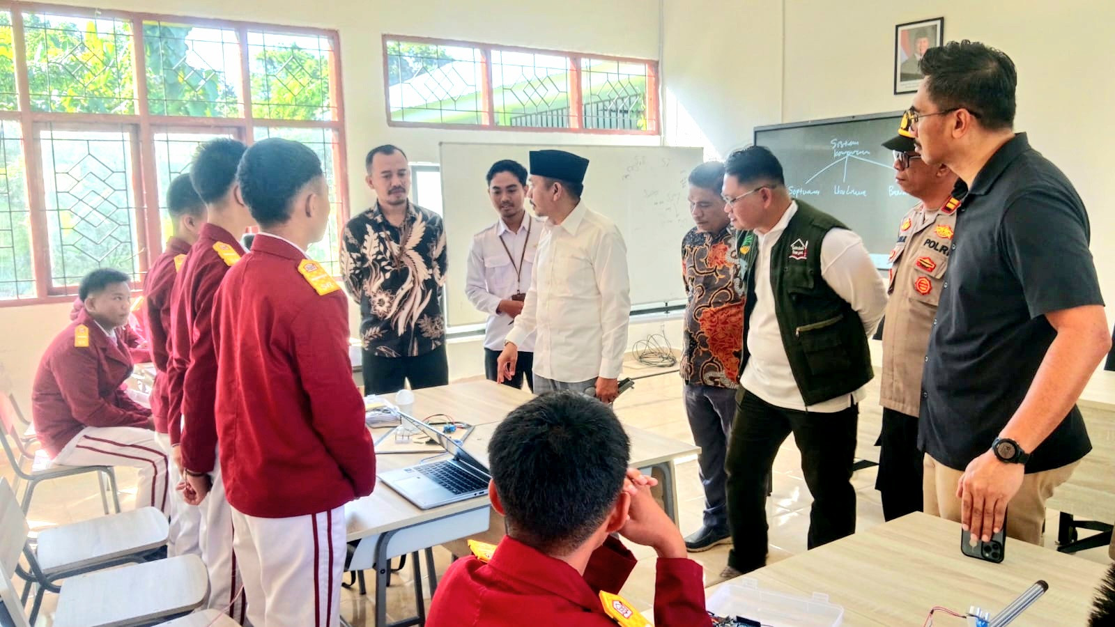 Ketgam: Aco Musaddad, Staf Ahli saat mewakili Bupati membuka kegiatan Open House Sekolah Rakyat Terintegrasi 22 Polewali Mandar bertajuk “1 Tahun Sekolah Rakyat”.