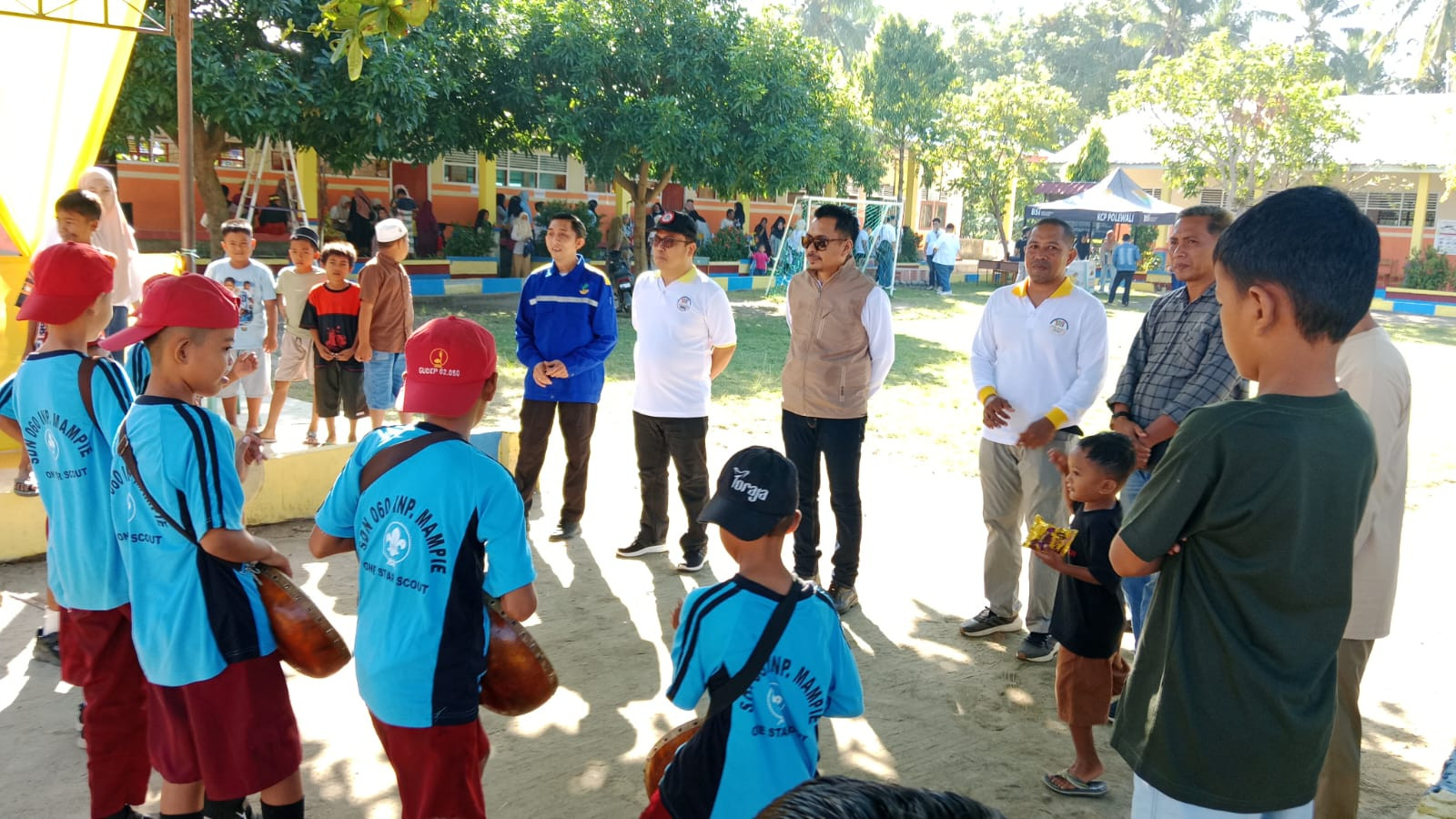 Foto: Aco Musaddad, Staf Ahli Bupati Polman saat menghadiri peringatan HBDI di Pantai Mampie, Desa Galeso, Kecamatan Wonomulyo.