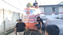 Ketgam: Momen ormas LGI salurkan air bersih kepada warga terdampak kekeringan di Pampang, Makassar. (Dok. Angki)