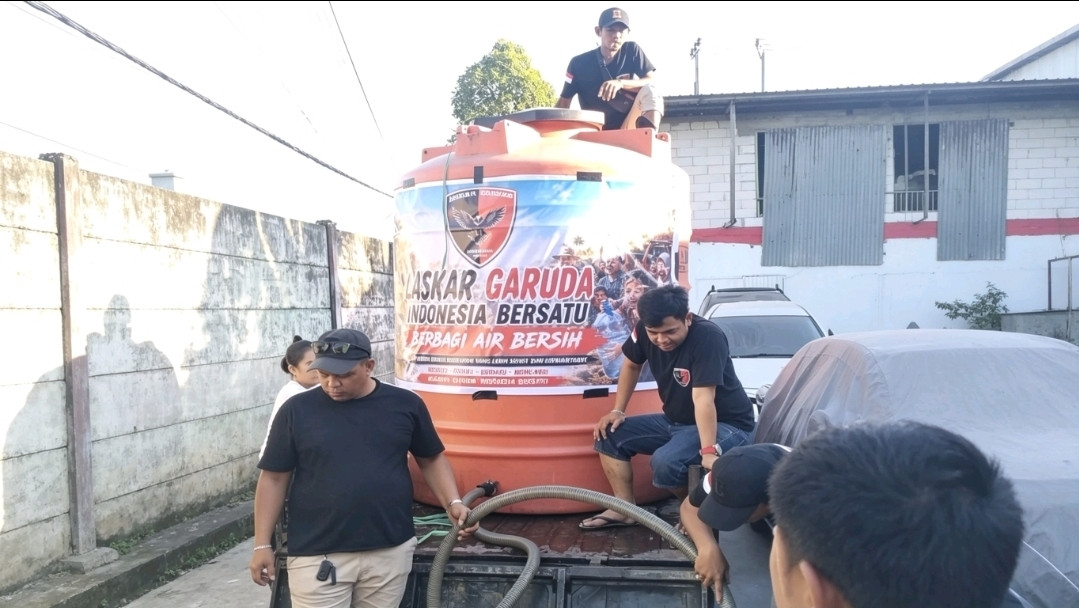 Ketgam: Momen ormas LGI salurkan air bersih kepada warga terdampak kekeringan di Pampang, Makassar. (Dok. Angki)