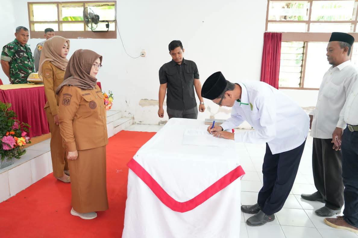 Ketgam: Bupati Sinjai, Ratnawati Arif saat melantik 3 BPD PAW di Kantor Kecamatan Sinjai Timur.