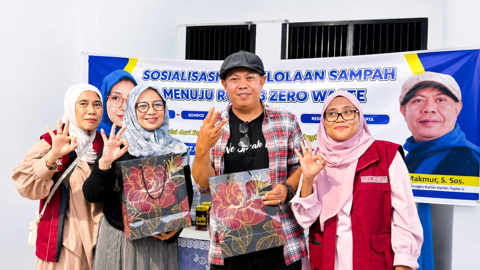 Ketgam: Direktur Yapta UI Edufarm Makmur (tengah) bersama Ketua RT 02 RW 03 Risma Asriani Azis G dan Ketua RT 03 RW 03 Hj. Nurhana usai sosialisasi pengelolaan sampah berbasis maggot Black Soldier Fly (BSF) di Kelurahan Kalukuang, Kecamatan Tallo, Makassar, Sabtu (21/6/2026). (ENews)