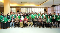 Foto bersama Presiden DEMA UIN Alauddin Makassar periode 2026–2027, para Wakil Dekan III Bidang Kemahasiswaan dari delapan fakultas, pengurus Unit Kegiatan Mahasiswa (UKM), DEMA fakultas se-UIN Alauddin Makassar, serta perwakilan BEM Universitas Muhammadiyah (Unismuh) Makassar usai pelantikan di Gedung Direktorat UIN Alauddin Makassar, Jumat (26/6/2026).