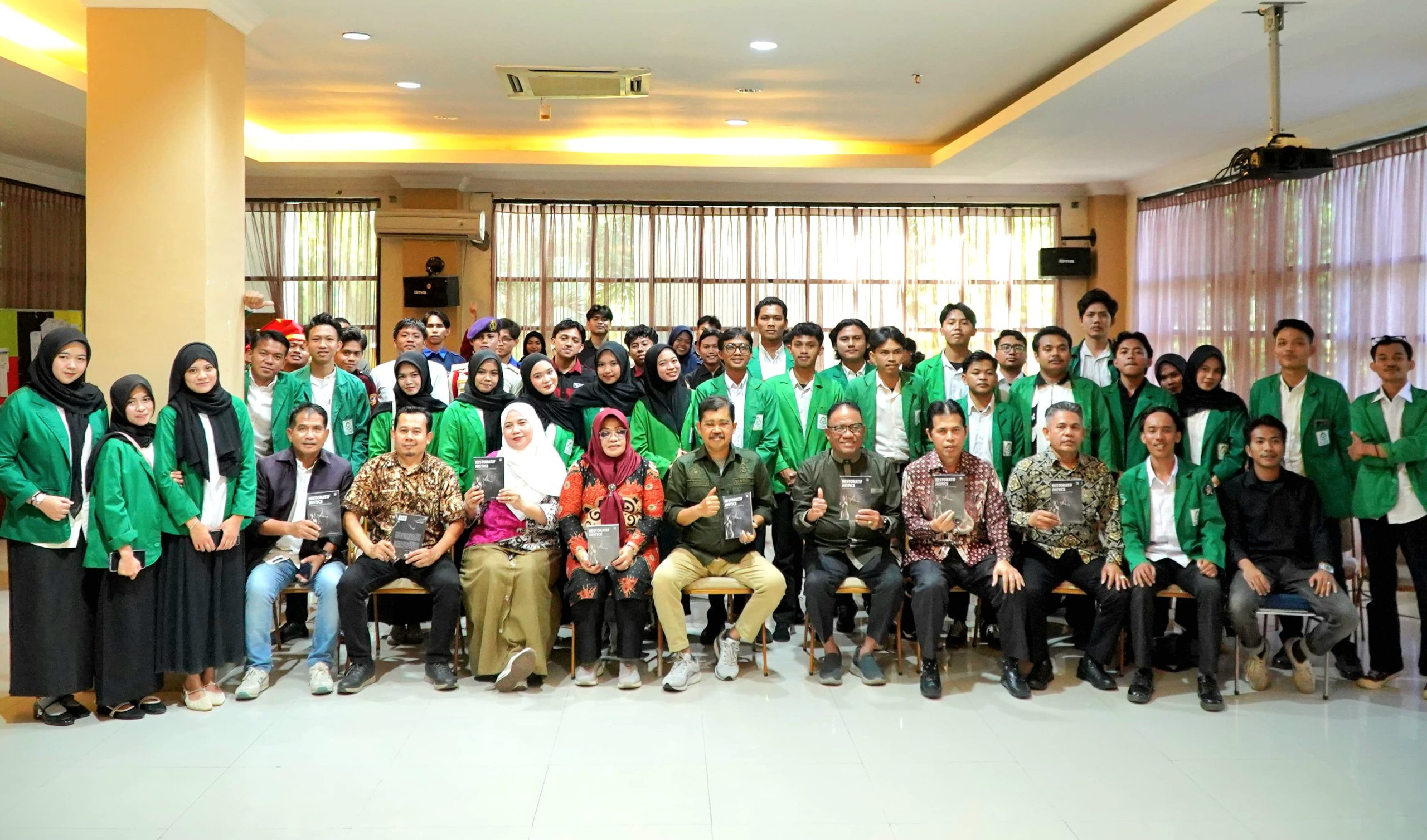 Foto bersama Presiden DEMA UIN Alauddin Makassar periode 2026–2027, para Wakil Dekan III Bidang Kemahasiswaan dari delapan fakultas, pengurus Unit Kegiatan Mahasiswa (UKM), DEMA fakultas se-UIN Alauddin Makassar, serta perwakilan BEM Universitas Muhammadiyah (Unismuh) Makassar usai pelantikan di Gedung Direktorat UIN Alauddin Makassar, Jumat (26/6/2026).