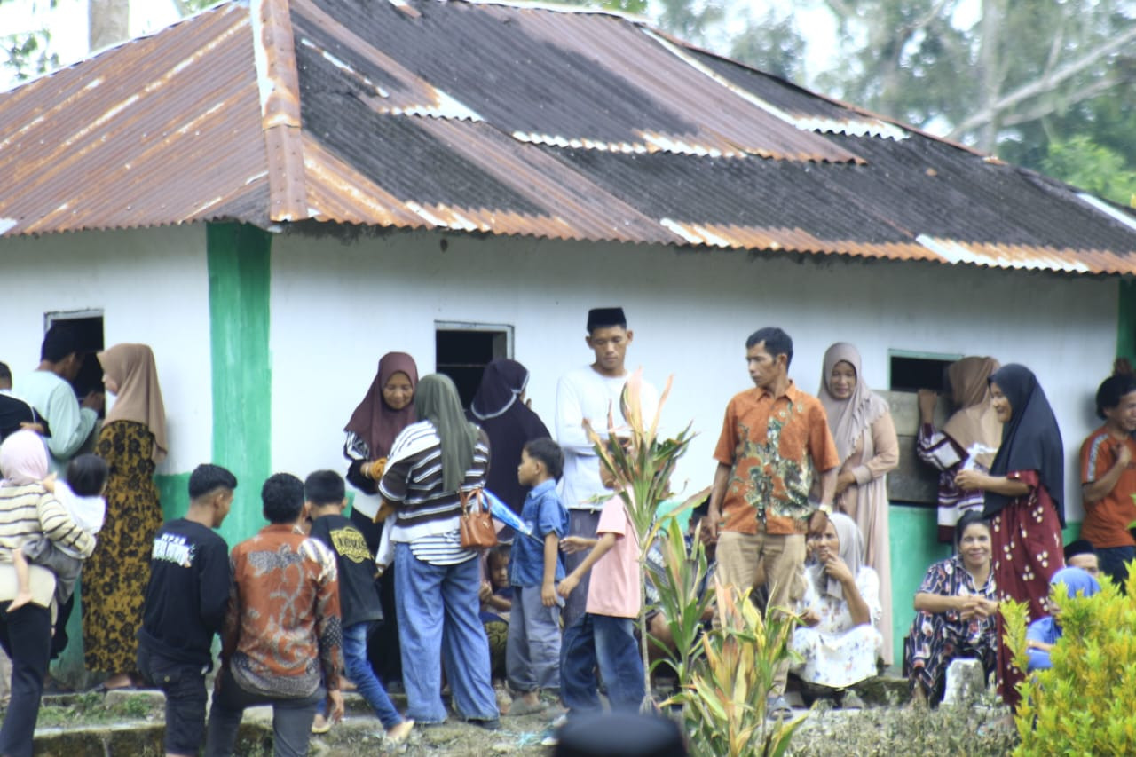 Foto: Momen warga Dusun Bulo-Bulo, Kecamatan Tutar, Kabupaten Polewali Mandar saat menggelar tradisi tahunan berupa ziarah kubur yang dirangkaikan dengan penamatan Al-Qur'an, Kamis (25/6/2026).