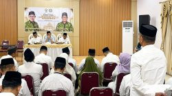 Ketgam: Ketua DMI Kabupaten Bone, Andi Akmal Pasluddin (depan/tengah) memimpin Rapat Kerja Pengurus Daerah DMI Kabupaten Bone di Aula Beramal Rumah Jabatan Wakil Bupati Bone, Minggu (28/6/2026) malam.