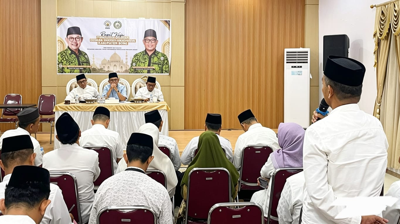 Ketgam: Ketua DMI Kabupaten Bone, Andi Akmal Pasluddin (depan/tengah) memimpin Rapat Kerja Pengurus Daerah DMI Kabupaten Bone di Aula Beramal Rumah Jabatan Wakil Bupati Bone, Minggu (28/6/2026) malam.