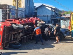 Rem Blong Saat Menanjak, Dump Truck Mundur dan Tabrak Fortuner di Bone