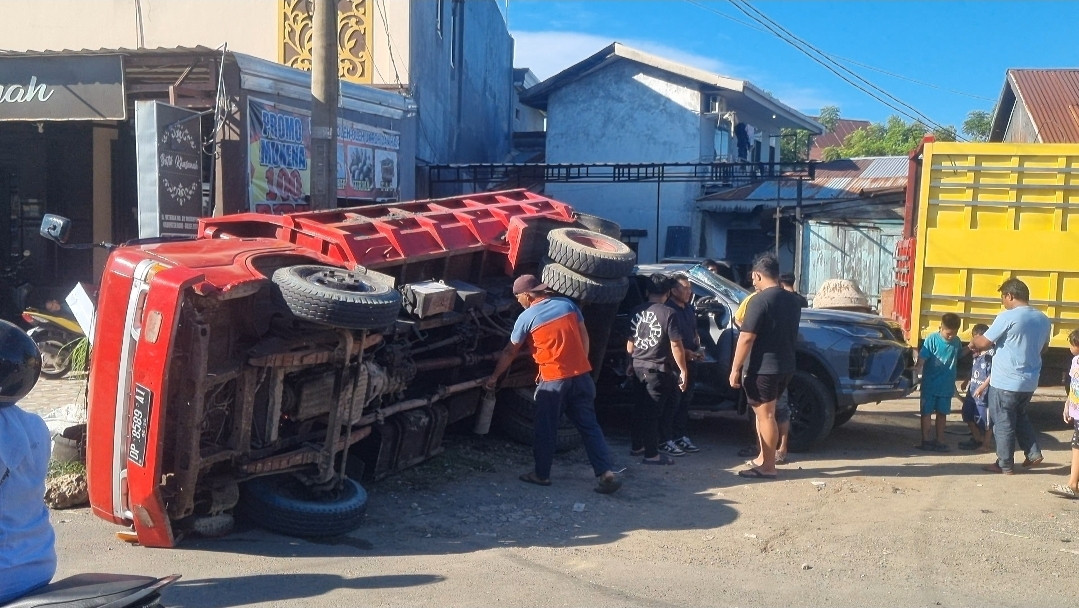 Ketgam: Kondisi dump truck bermuatan pasir yang terbalik usai terlibat kecelakaan dengan sebuah Toyota Fortuner di Jalan Veteran, Kota Watampone, Kabupaten Bone, Selasa (2/6/2026). (Dok. ENews)