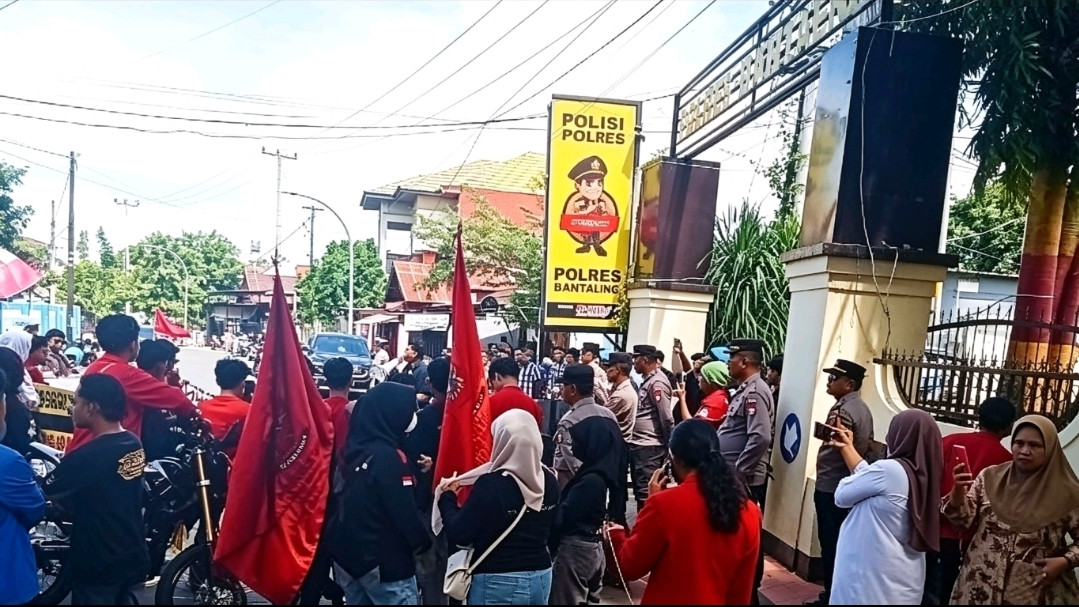 Ketgam: Massa dari Aliansi Appakatau menggelar aksi unjuk rasa di depan Mapolres Bantaeng, Selasa (2/6/2026), mendesak kepolisian segera mengusut laporan dugaan penganiayaan yang terjadi saat aksi HPMB Raya di depan Kantor Bupati Bantaeng. (Dok. Ismail)