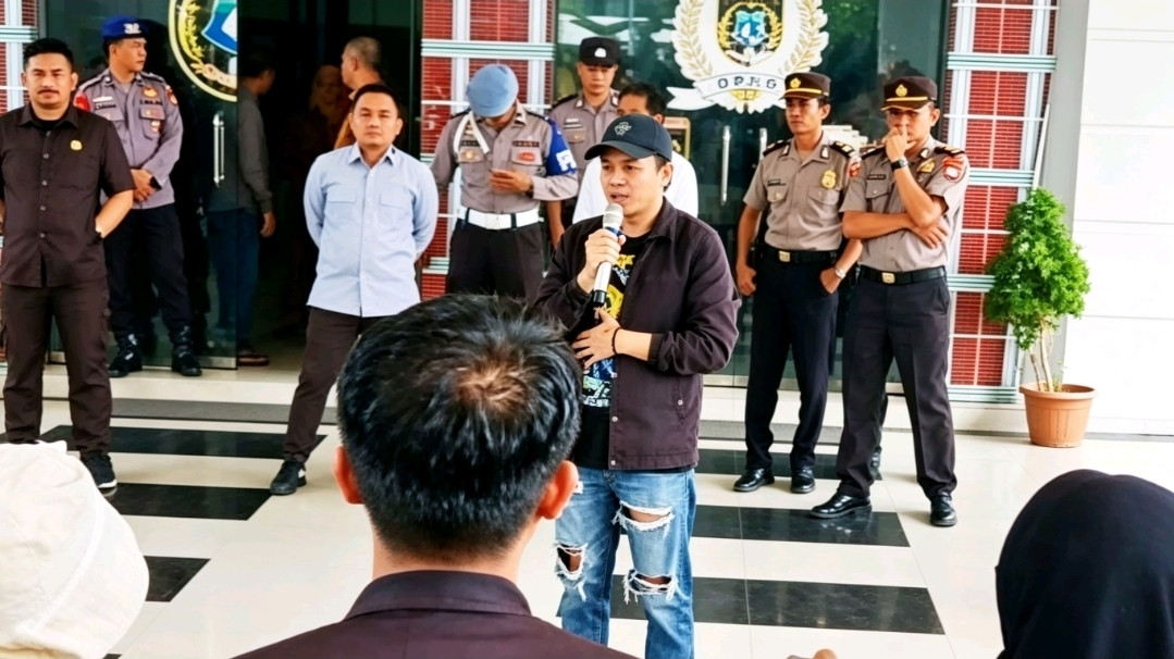 Foto: Gelaran aksi unjuk rasa mahasiswa PMII di DPRD Polewali Mandar, Selasa (2/6/2026). Pendemo menyoroti kebobrokan data kemiskinan/penerima bansos. (Dok. HW)