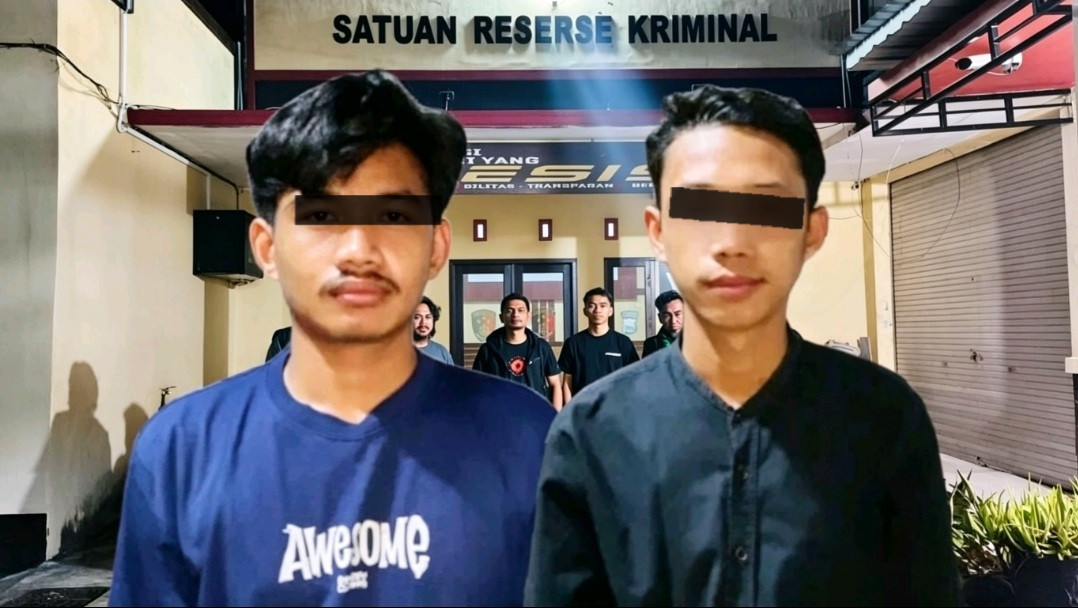 Ketgam: Dua terduga pelaku pengeroyokan terhadap seorang mahasiswa di Kecamatan Eremerasa, Kabupaten Bantaeng, diamankan Tim Resmob Satreskrim Polres Bantaeng bersama Unit Reskrim Polsek Eremerasa untuk menjalani proses penyidikan lebih lanjut. (Foto: Humas Polres Bantaeng)