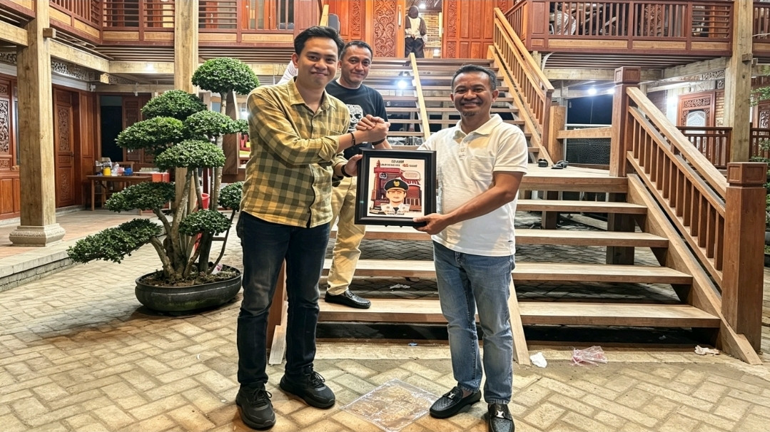 Ketgam: Formatur Ketua Umum DPP KEPMI Bone Periode 2026–2028, Muh. Khaidir Mu’tashim, menyerahkan cinderamata berupa karikatur karya kader KEPMI Bone kepada Bupati Bone, H. Andi Asman Sulaiman, S.Sos., M.M., pada acara silaturahmi dan syukuran Hari Ulang Tahun ke-48 Bupati Bone, Kamis 4 Juni 2026.