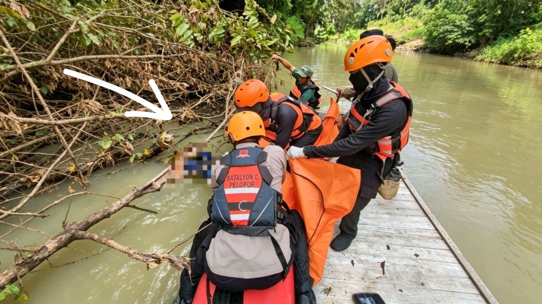Ketgam: Tim SAR Gabungan mengevakuasi jasad Saide (72), warga Desa Ujung Tanah, Kecamatan Kajuara, Kabupaten Bone, yang ditemukan meninggal dunia di aliran Sungai Masago, Sabtu (6/6/2026), sekitar 2 kilometer dari lokasi awal dilaporkan hanyut. (Dok. Basarnas)