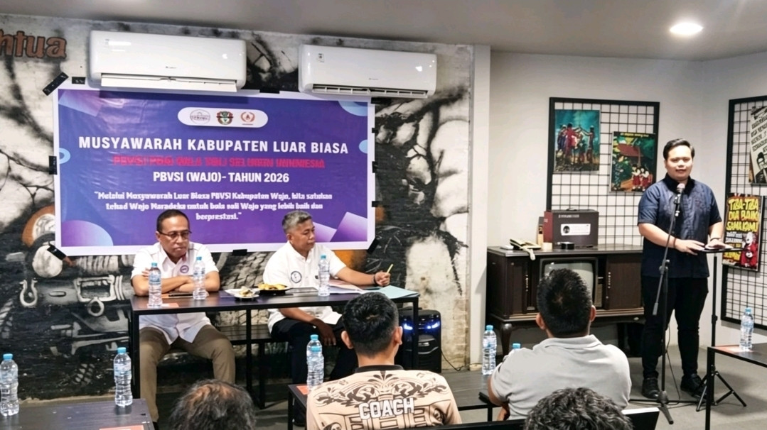 Foto: Andi Aklam memberikan sambutan usai terpilih sebagai ketua PBVSI Wajo periode 2026-2030. (Dok. Ikbal)