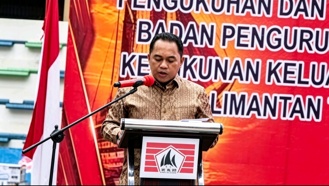 Foto: Bupati Wajo Andi Rosman saat menyampaikan sambutannya pada kegiatan Pengukuhan dan Pelantikan Badan Pengurus Wilayah Kerukunan Keluarga Wajo Kalimantan Timur (BPW KKW Kaltim) di GOR Segiri, Samarinda, Sabtu (6/6/2026) malam. (Ikbal)