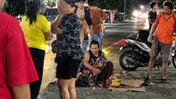Ketgam: Warga dan pengguna jalan berkumpul di lokasi kecelakaan lalu lintas yang menewaskan seorang ibu rumah tangga di Jalan Poros Bone–Sinjai, tepatnya di depan Swalayan Surya Indah, Kecamatan Cina, Kabupaten Bone, Minggu (7/6/2026) malam.