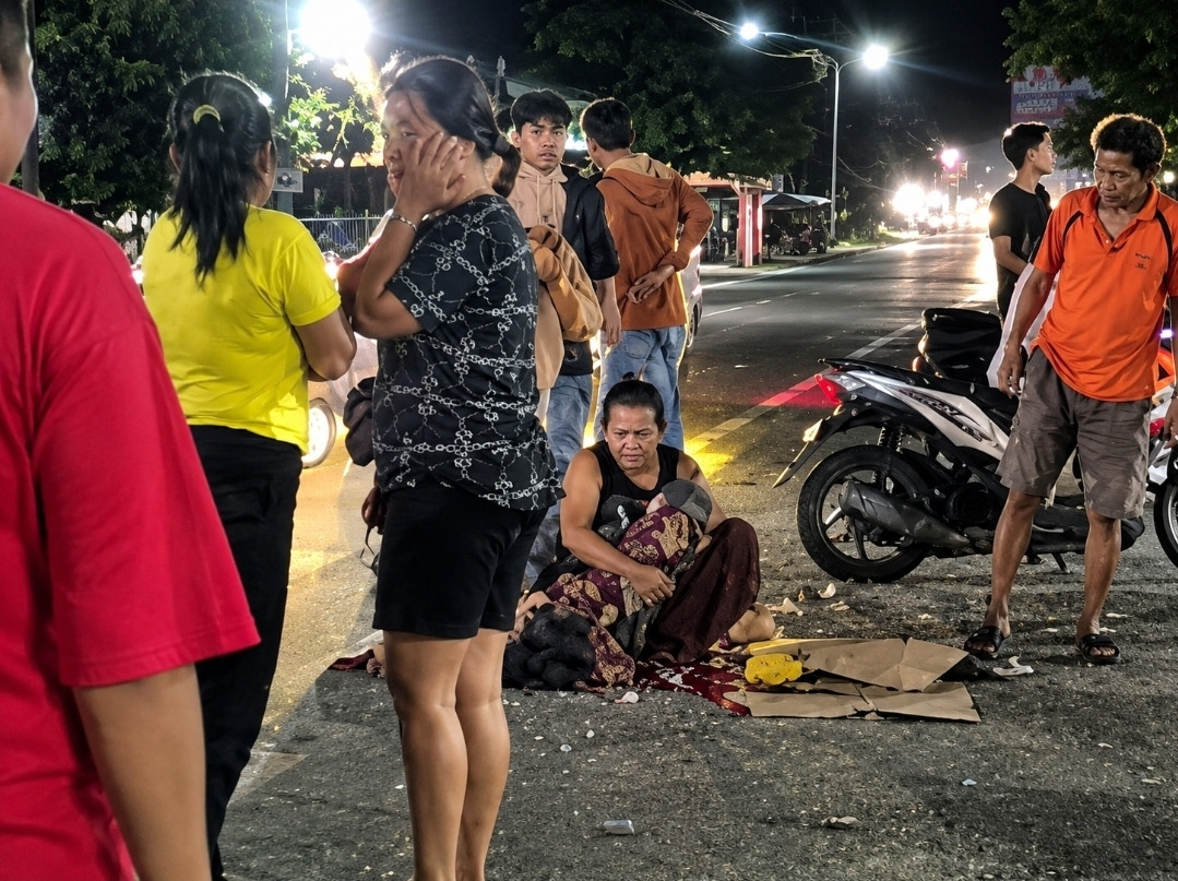 Ketgam: Warga dan pengguna jalan berkumpul di lokasi kecelakaan lalu lintas yang menewaskan seorang ibu rumah tangga di Jalan Poros Bone–Sinjai, tepatnya di depan Swalayan Surya Indah, Kecamatan Cina, Kabupaten Bone, Minggu (7/6/2026) malam.