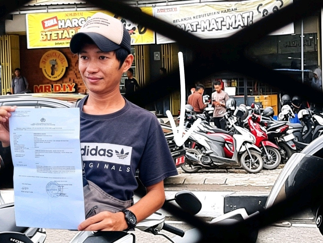 Foto: Rudianto (31), juru parkir di depan Toko Mr. DIY Watampone, menunjukkan surat tanda bukti laporan polisi usai melaporkan dugaan penganiayaan yang dialaminya, Senin (8/6/2026). (File ENews)