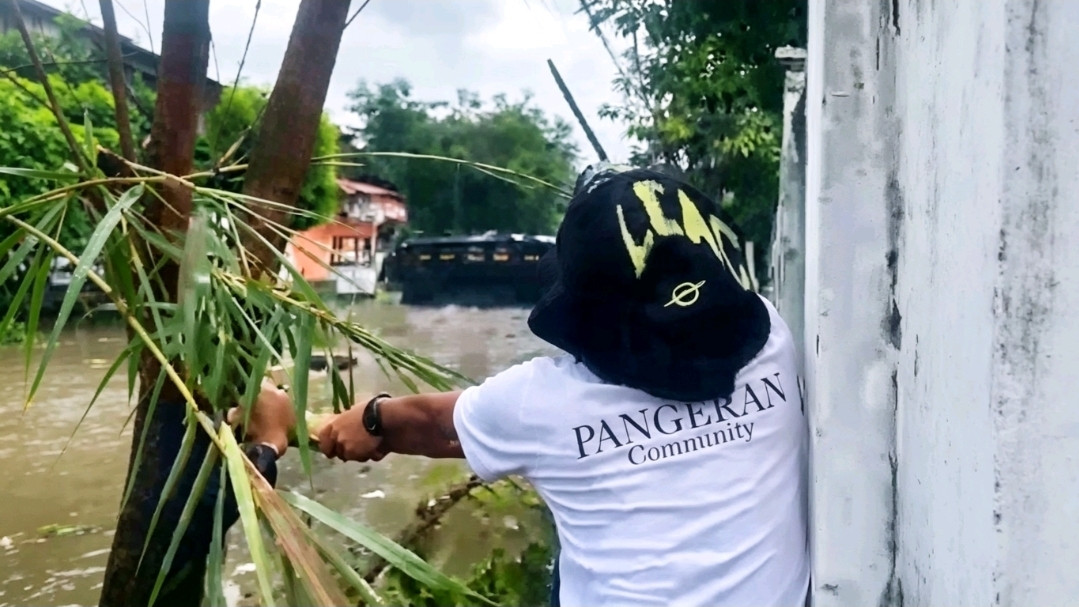 Ketgam: Seorang warga mencoba melakukan perlawanan saat aksi penolakan pengukuran objek lahan eksekusi di Jalan Andi Pangerang Pettarani, Kelurahan Masumpu, Kecamatan Tanete Riattang, Kabupaten Bone, Rabu (10/6/2026). (File ENews)