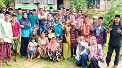 Ketgam: Wakil Bupati Majene, Dr. Hj. Andi Rita Mariani Basharu, M.Pd, berfoto bersama warga Dusun Rattepadang usai menghadiri pesta panen dan menyerap aspirasi masyarakat terkait pembangunan infrastruktur jalan di Desa Awo, Kecamatan Tammerodo Sendana, Kamis (11/6/2026). (Dok. Kamil)