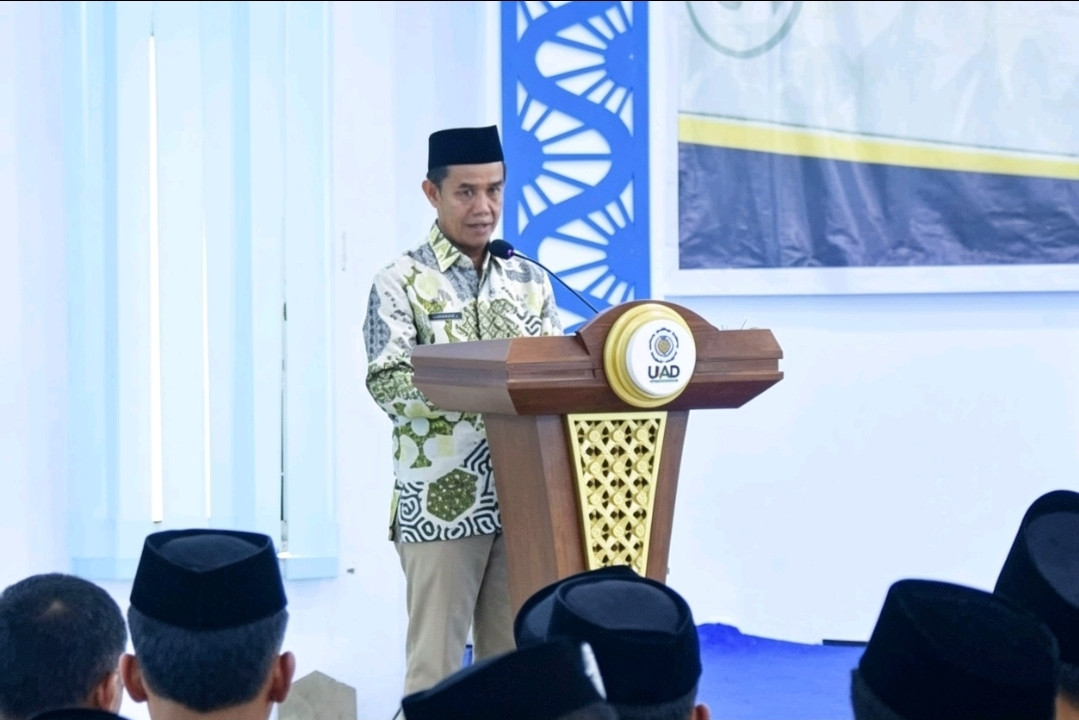 Foto: Saat Asisten Administrasi Umum (Asisten III) Setdakab Sinjai, Janwar, saat membawa sambutan pada Penamatan Santri dan Santriwati di Auditorium H. Muh. Amir Said, Universitas Islam Ahmad Dahlan (UIAD) Sinjai pada Minggu (14/6/2026).