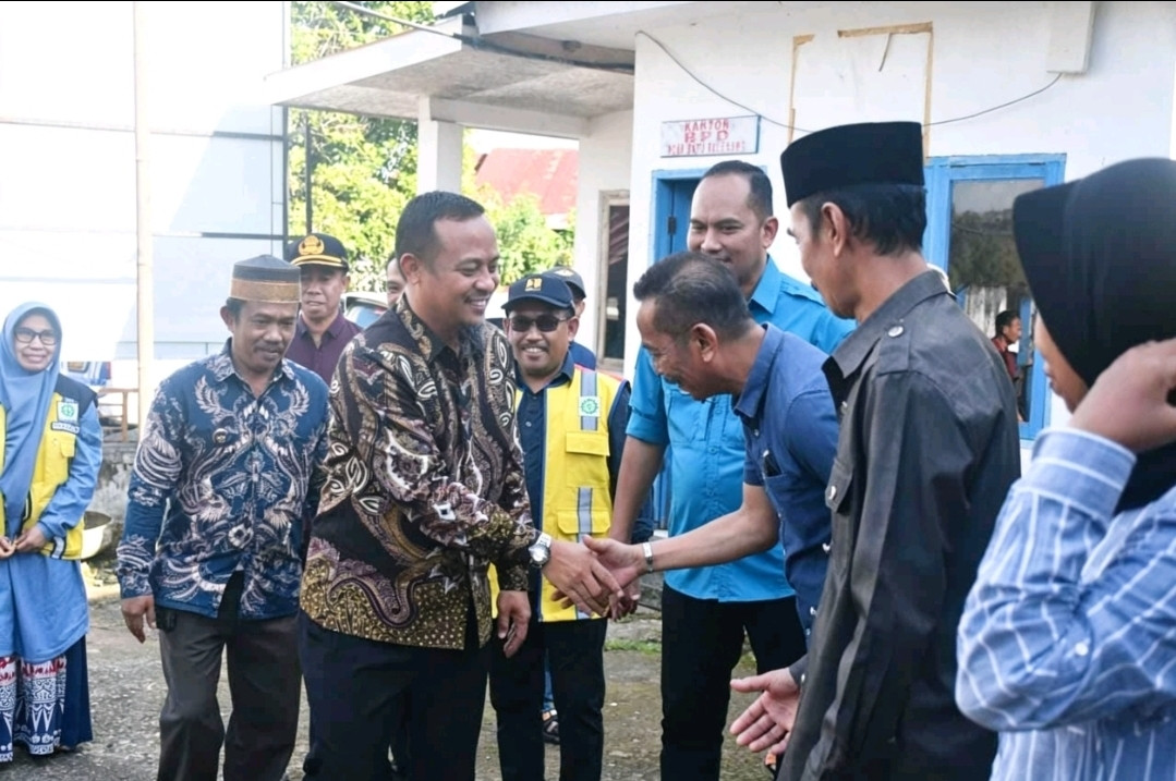 Ketgam: Gubernur Sulsel Andi Sudirman Sulaiman saat meninjau lokasi rehabilitasi irigasi di Desa Biji Nangka, Kecamatan Sinjai Borong, Senin (15/6/2026).