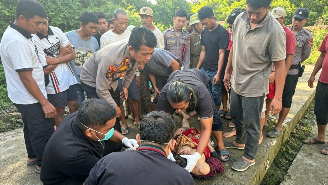 Ketgam: Petugas dan warga mengevakuasi jenazah Kadus Panasae, Rise (46), yang ditemukan meninggal dunia di sungai, Kamis (18/6/2026).
