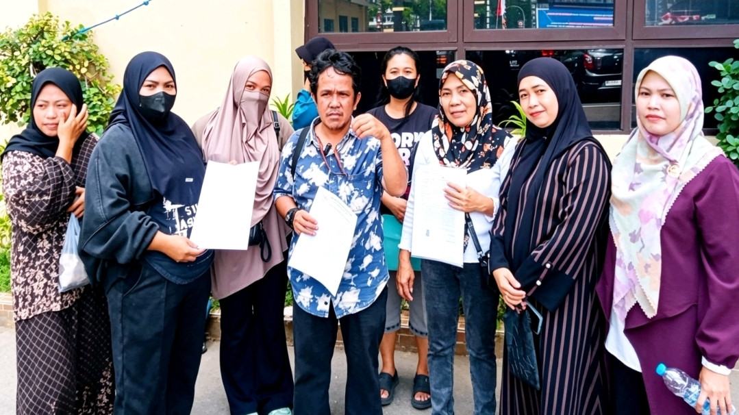 Ketgam: Sejumlah warga yang mengaku menjadi korban dugaan arisan bodong mendatangi Polrestabes Makassar.
