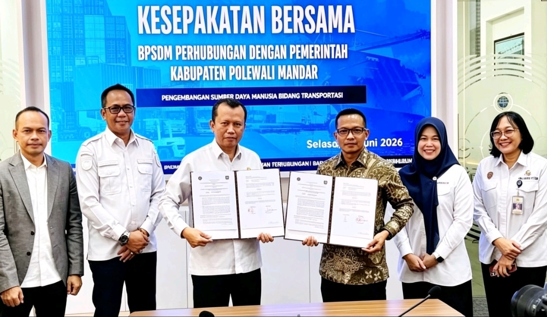 Foto: Bupati Polman, Samsul Mahmud didampingi Sekda Polman, Nursaid Mustafa saat penandatanganan Kesepakatan Bersama BPSDM Perhubungan dengan Pemerintah Kabupaten Polewali Mandar yang dihadiri Kepala BSDM Suharto dan Anggota DPRD RI, Jupri Mahmud Dapil Sulbar.
