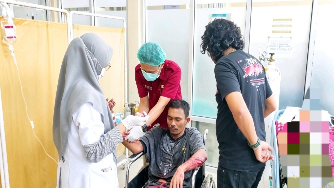 Ketgam: Petugas medis memberikan penanganan terhadap seorang pria yang diduga terlibat dalam kasus penganiayaan di sebuah kamar kost di Jalan MT Haryono, Kabupaten Bone, Rabu (24/6/2026).