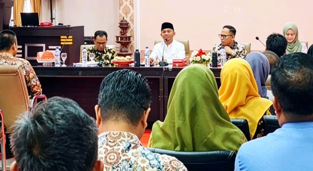 Ketgam: Momen Bupati Bone Andi Asman Sulaiman (kopiah hitam) saat menggelar evaluasi kinerja kepala perangkat daerah di Baruga La Tea Riduni, Jalan Petta Ponggawae pada Kamis (25/6/2026).