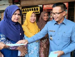 Bupati Polman Salurkan Bantuan Modal untuk 10 Pelaku UMKM di Manding